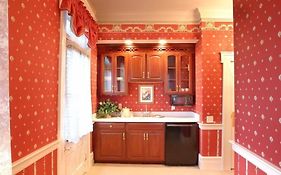 Bird-In-Hand Village Inn & Suites